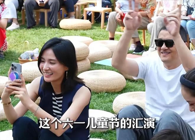 wns8885566女儿过六一李亚鹏拄手杖看表演这一刻老汉少妻完全具象化了